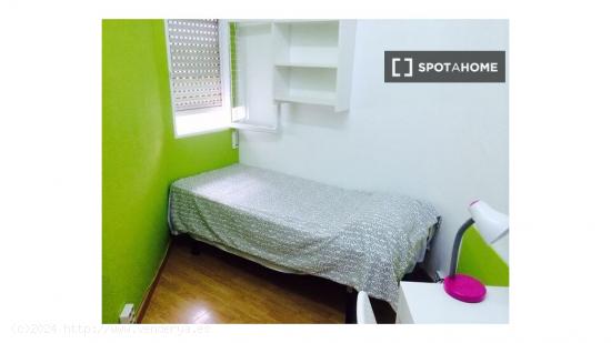 Acogedora habitación en un apartamento de 6 dormitorios en Malasaña, Madrid - MADRID