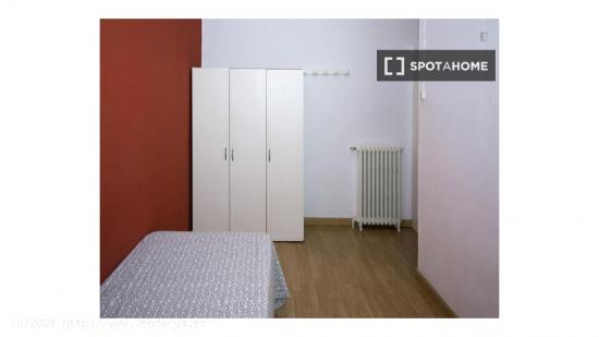 Acogedora habitación en un apartamento de 6 dormitorios en Malasaña, Madrid - MADRID