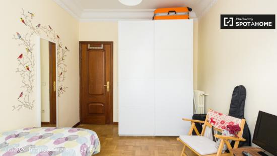 Amplia habitación con armario independiente en apartamento de 3 dormitorios, Retiro - MADRID