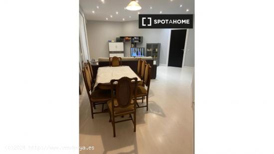 Se alquila habitación en piso de 6 dormitorios en Abando, Bilbao - VIZCAYA