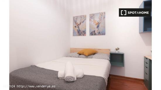 Se alquila habitación en piso de 5 habitaciones en Barcelona - BARCELONA