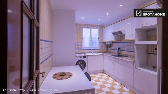 Se alquila habitación en piso de 6 dormitorios en Camins Al Grau, Valencia - VALENCIA