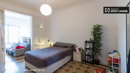 Se alquila habitación en apartamento de 9 dormitorios en el Eixample, Barcelona - BARCELONA