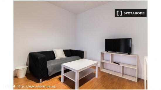 Alquiler de habitaciones en apartamento de 6 dormitorios en Pacífico, Madrid - MADRID