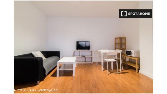 Alquiler de habitaciones en apartamento de 6 dormitorios en Pacífico, Madrid - MADRID