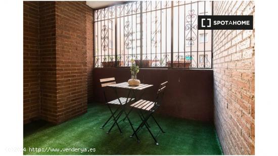 Alquiler de habitaciones en apartamento de 6 dormitorios en Pacífico, Madrid - MADRID