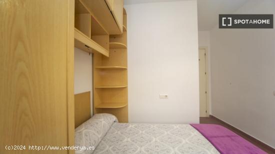 Alquiler de habitaciones en piso de 3 dormitorios para estudiantes en Granada - GRANADA