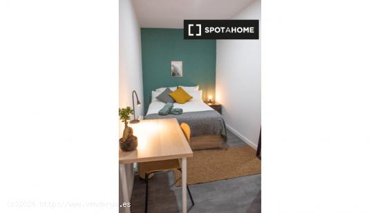 Se alquilan habitaciones en un apartamento de 8 dormitorios en La Latina, Madrid - MADRID