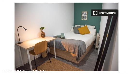 Se alquilan habitaciones en un apartamento de 8 dormitorios en La Latina, Madrid - MADRID