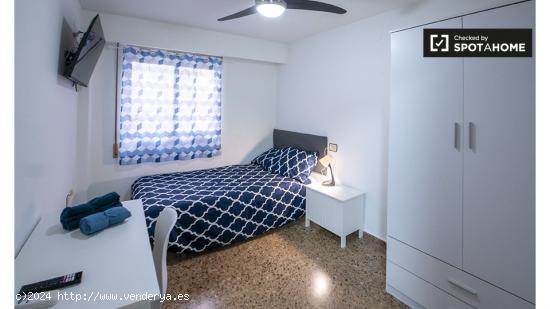 Se alquila habitación en piso de 5 dormitorios en Valencia - VALENCIA