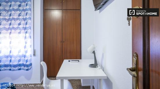 Se alquila habitación en piso de 5 dormitorios en Valencia - VALENCIA