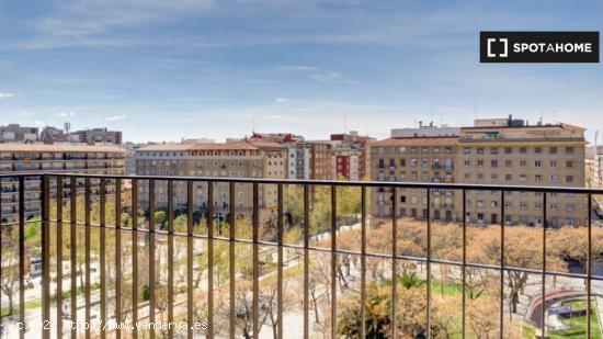 Se alquila habitación en piso de 6 habitaciones en Plaza San Francisco, Zaragoza - ZARAGOZA