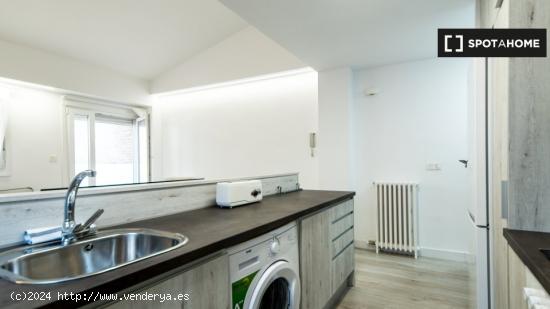 Se alquila habitación en piso de 4 dormitorios en Zaragoza - ZARAGOZA