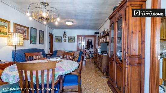 Gran habitación en alquiler en apartamento de 4 dormitorios en La Saïdia - VALENCIA