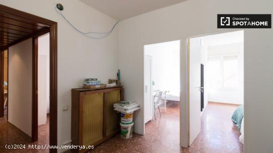 Se alquila habitación en piso de 6 habitaciones en Barcelona - BARCELONA