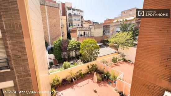 Se alquila habitación en piso de 6 habitaciones en Barcelona - BARCELONA