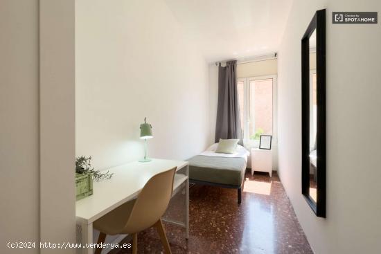  Se alquila habitación en piso de 6 habitaciones en Barcelona - BARCELONA 