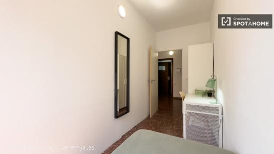 Se alquila habitación en piso de 6 habitaciones en Barcelona - BARCELONA