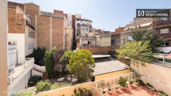 Se alquila habitación en piso de 6 habitaciones en Barcelona - BARCELONA