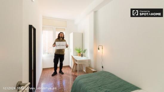 Se alquila habitación en piso de 6 habitaciones en Barcelona - BARCELONA