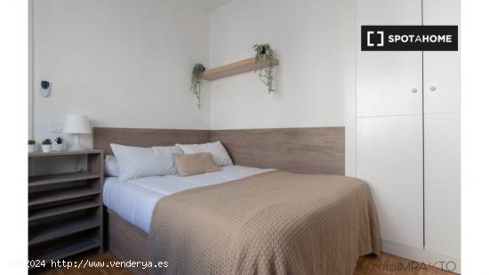 ¡Habitaciones en alquiler en un apartamento de 6 habitaciones en Madrid! - MADRID