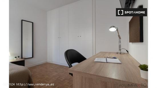 ¡Habitaciones en alquiler en un apartamento de 6 habitaciones en Madrid! - MADRID