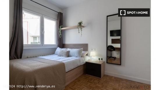 ¡Habitaciones en alquiler en un apartamento de 6 habitaciones en Madrid! - MADRID