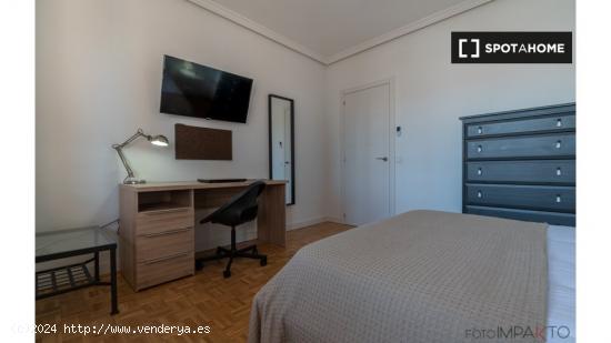 ¡Habitaciones en alquiler en un apartamento de 6 habitaciones en Madrid! - MADRID