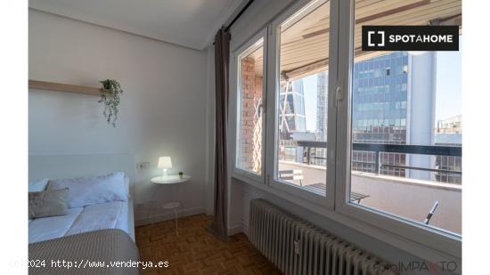 ¡Habitaciones en alquiler en un apartamento de 6 habitaciones en Madrid! - MADRID