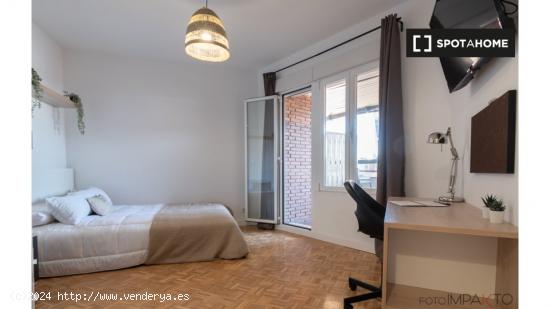 ¡Habitaciones en alquiler en un apartamento de 6 habitaciones en Madrid! - MADRID