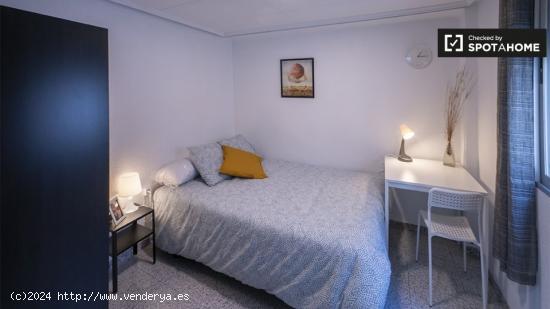 Alquiler de habitaciones en piso de 5 dormitorios en Torrefiel - VALENCIA