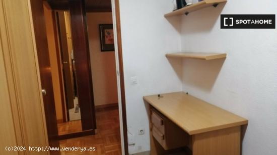 Habitación en piso compartido en barcelona. - BARCELONA