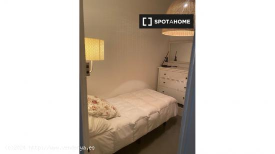 Se alquila habitación en apartamento de 2 dormitorios en Barcelona - BARCELONA