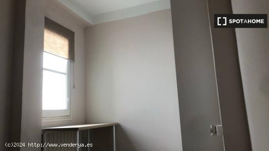 Se alquila habitación en piso de 4 dormitorios en Delicias, Zaragoza - ZARAGOZA