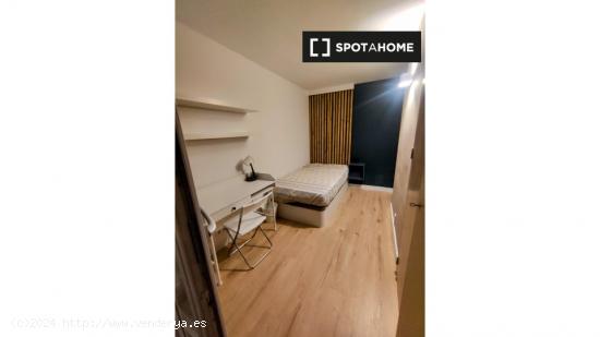 Habitación en piso compartido en barcelona. - BARCELONA