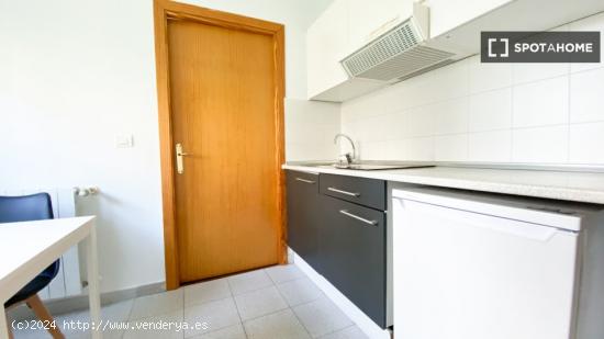 Habitación individual con baño privado y cocina compartida. Zaragoza - ZARAGOZA