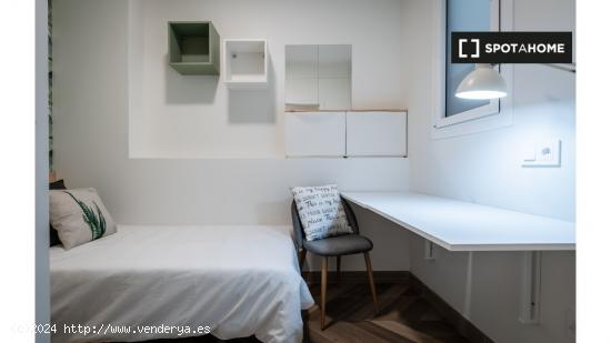 Alquiler de habitaciones para posgraduados y profesionales en piso de 4 habitaciones en Barcelona - 