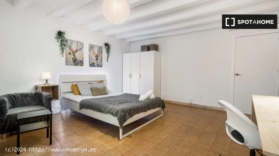 ¡Habitaciones en alquiler en un piso de 3 habitaciones en Barcelona! - BARCELONA