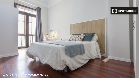 Fantástica habitación doble con balcón privado en Valencia - VALENCIA