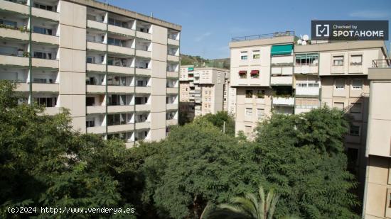 Gran habitación con calefacción en piso compartido, Nou Barris - BARCELONA