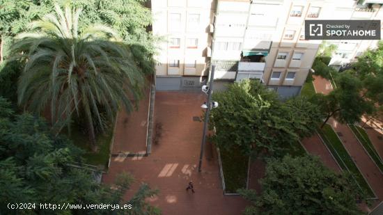 Gran habitación con calefacción en piso compartido, Nou Barris - BARCELONA