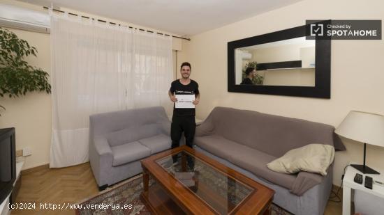 Amplia habitación con ventana con vista a la calle en piso compartido, Villaviciosa de Odón - MADR