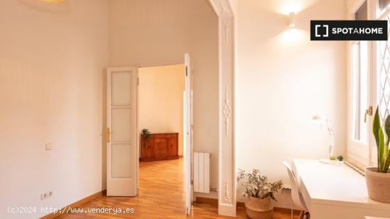 Se alquila habitación en piso de 6 habitaciones en Barcelona - BARCELONA