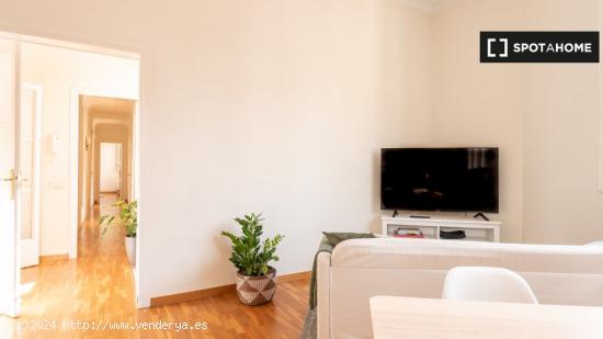 Se alquila habitación en piso de 6 habitaciones en Barcelona - BARCELONA