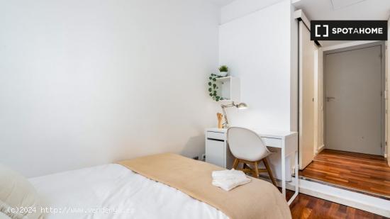 ¡Habitaciones en alquiler en un apartamento de 5 habitaciones en Barcelona! - BARCELONA