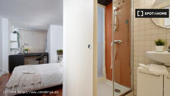 ¡Habitaciones en alquiler en un apartamento de 5 habitaciones en Barcelona! - BARCELONA