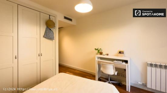 Habitación en piso compartido en barcelona. - BARCELONA