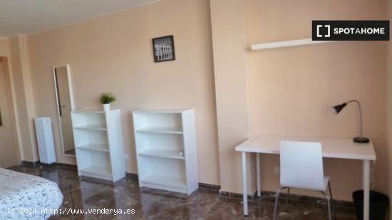 Alquiler de habitaciones en apartamento de 5 dormitorios en Parque De Roma - ZARAGOZA