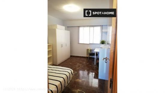 Alquiler de habitaciones en apartamento de 5 dormitorios en Parque De Roma - ZARAGOZA