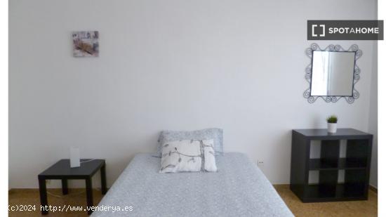 Alquiler de habitaciones en piso de 6 dormitorios en La Almozara - ZARAGOZA